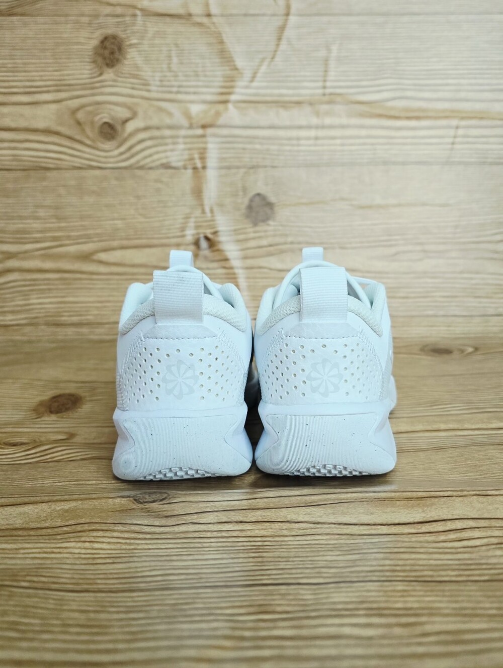 Nike Omni Multi-Court'White Pure Platinum' - Picture 6 of 9